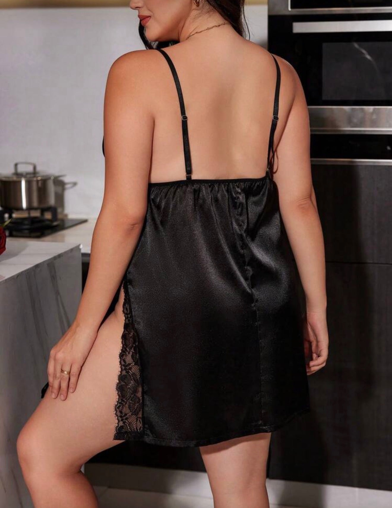 Дамска сатенена нощница с дантела – големи размери (BLACK)