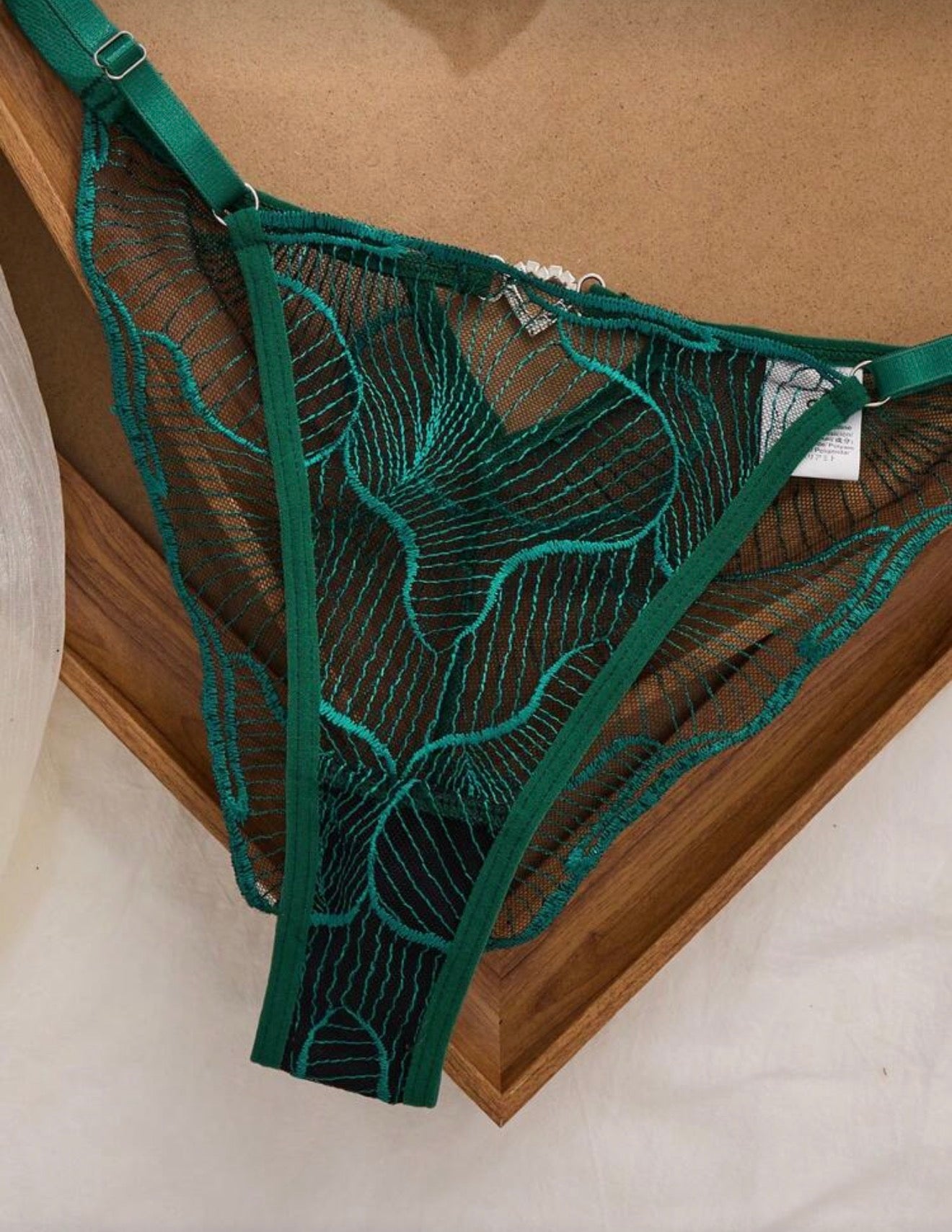 Елегантен дамски комплект сутиен и бикини от дантела – зелено