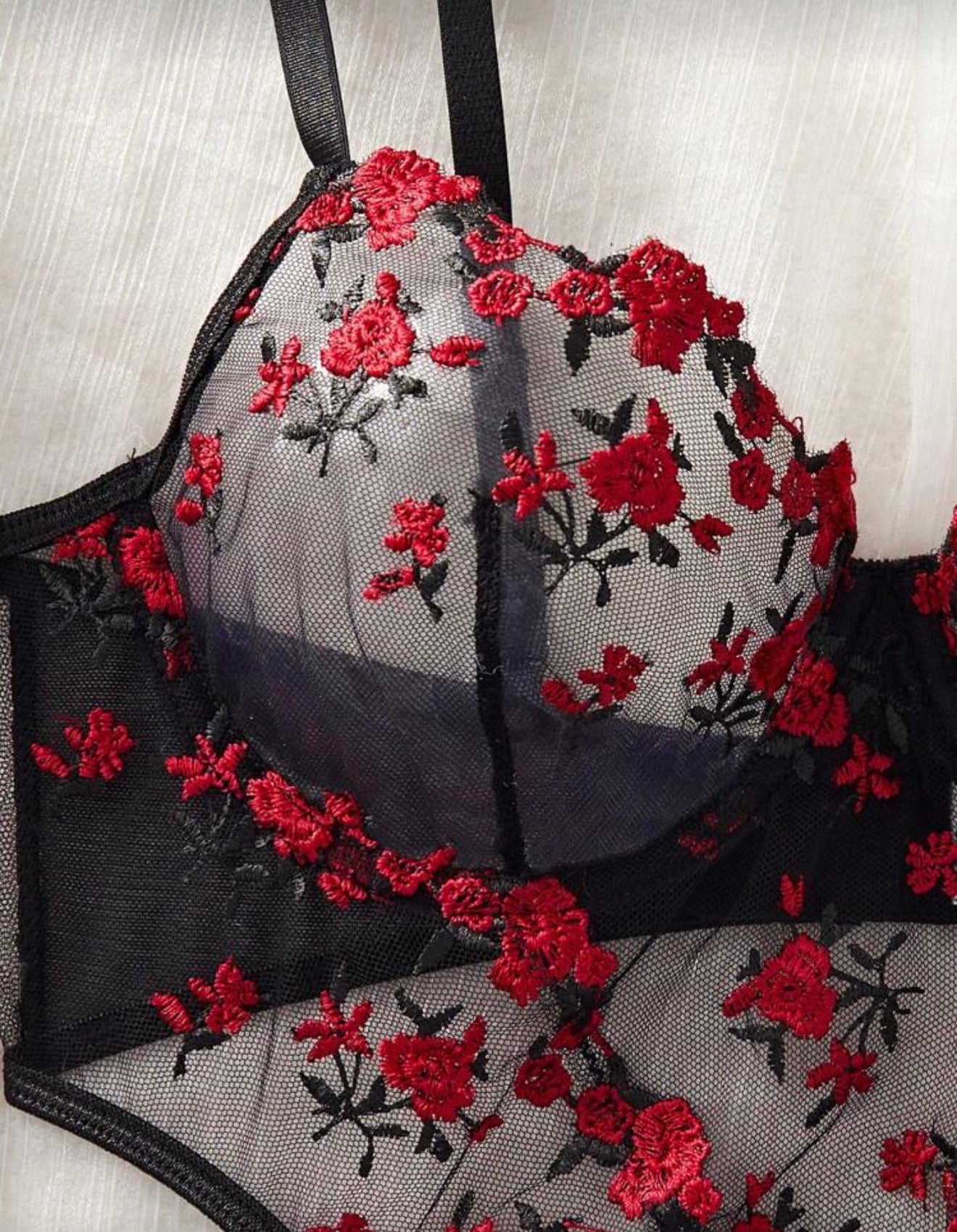 Луксозно дамско боди с червена флорална дантела