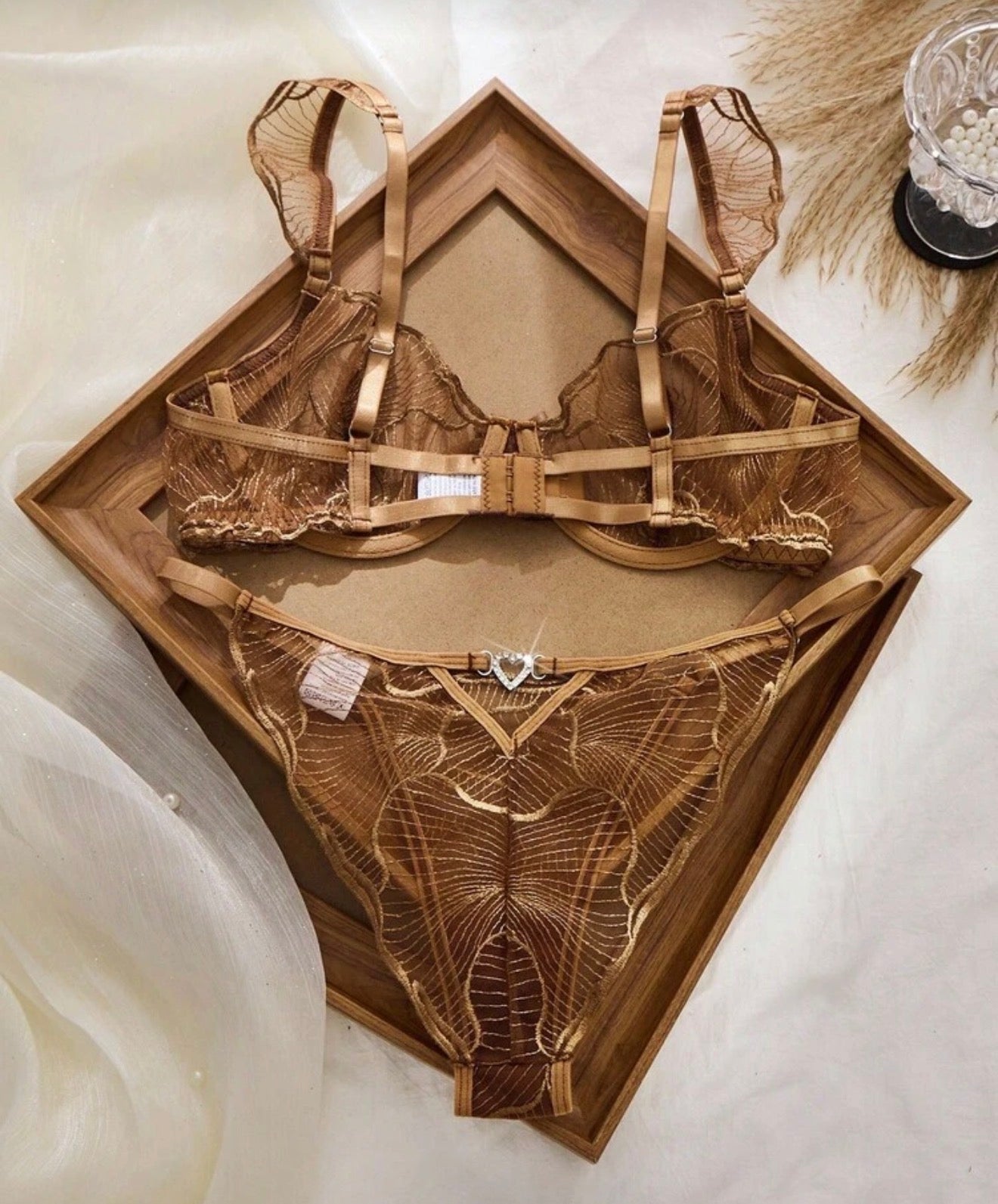 Елегантен дамски комплект сутиен и бикини от дантела – кафяво/карамел