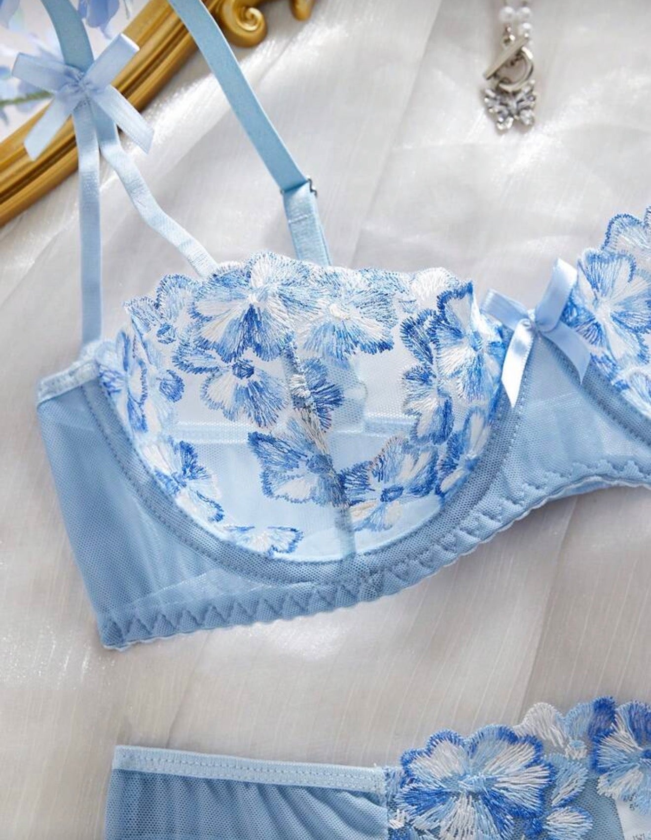 Луксозен комплект бельо от небесносиня дантела