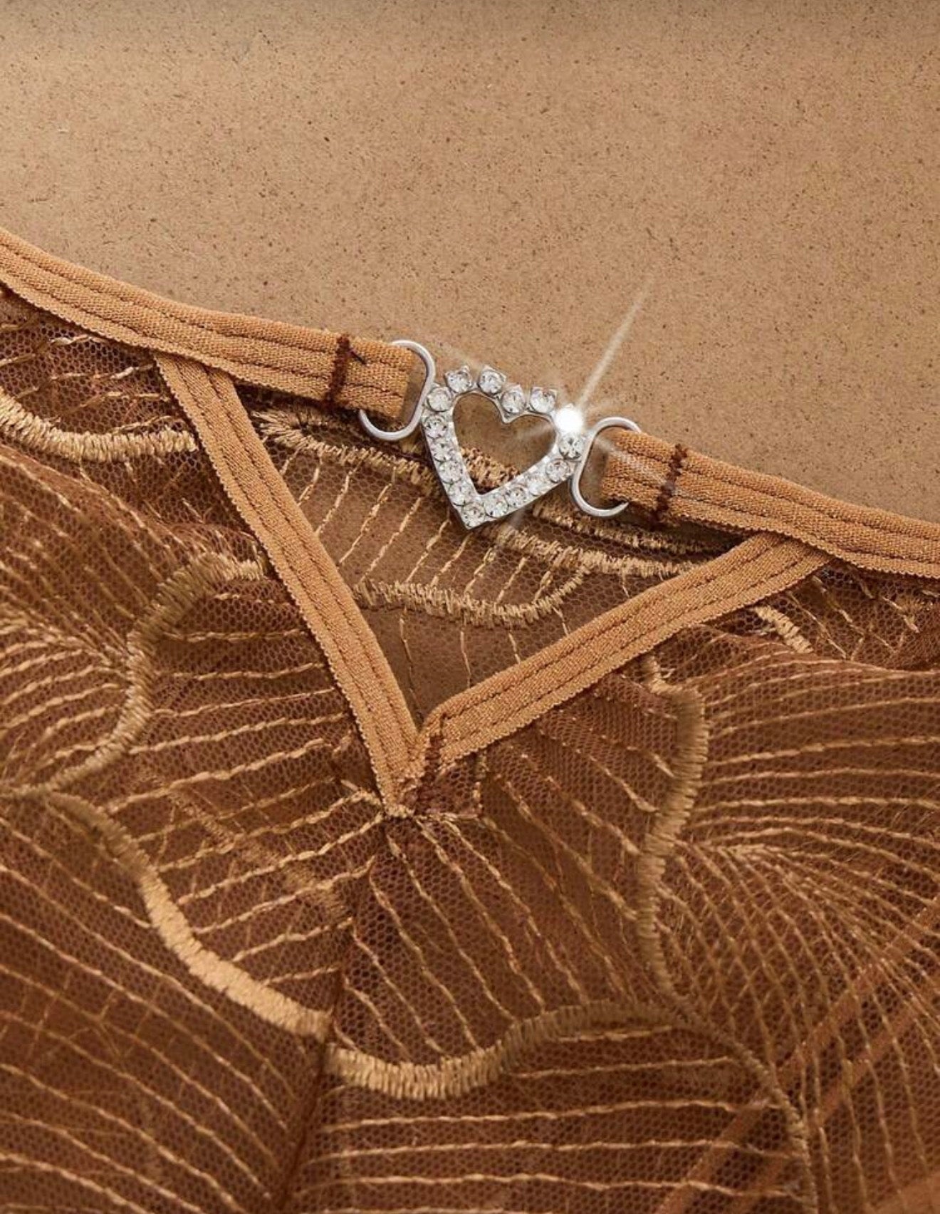 Елегантен дамски комплект сутиен и бикини от дантела – кафяво/карамел