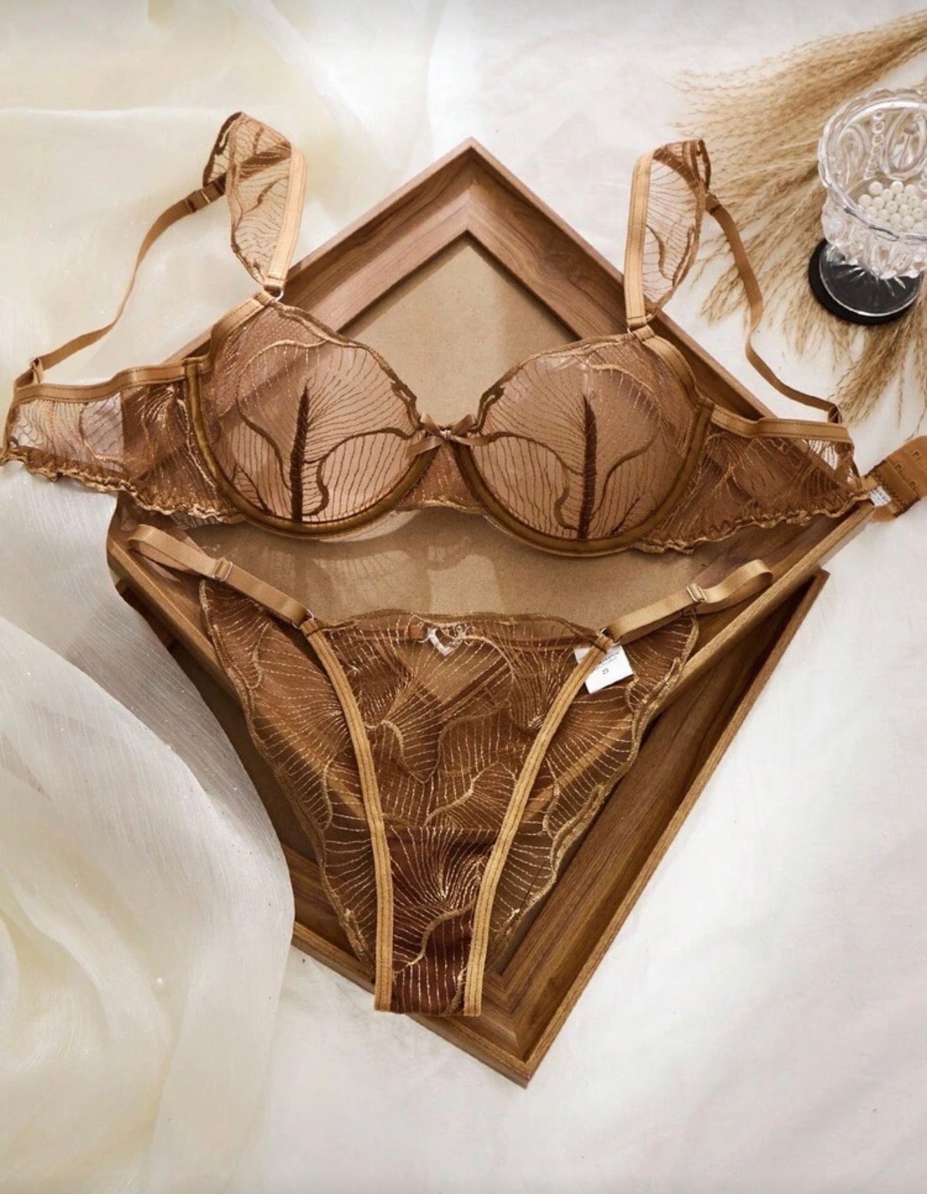 Елегантен дамски комплект сутиен и бикини от дантела – кафяво/карамел
