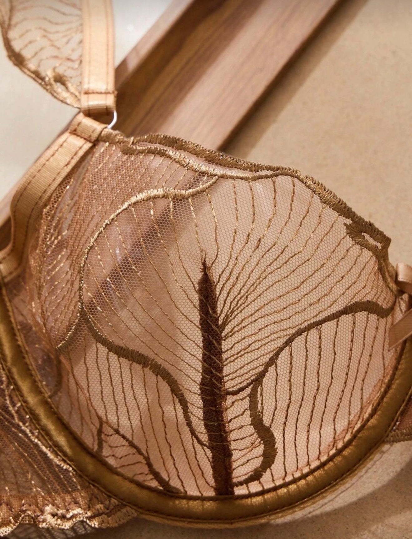 Елегантен дамски комплект сутиен и бикини от дантела – кафяво/карамел