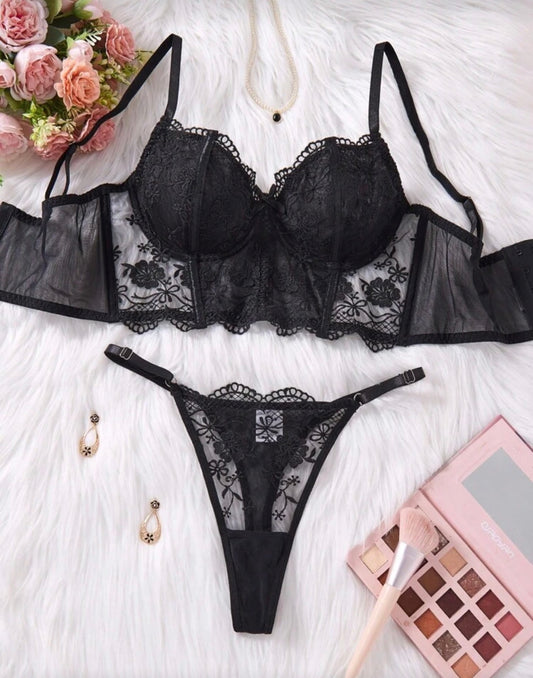 Елегантен комплект бельо от черна дантела – сутиен и прашка