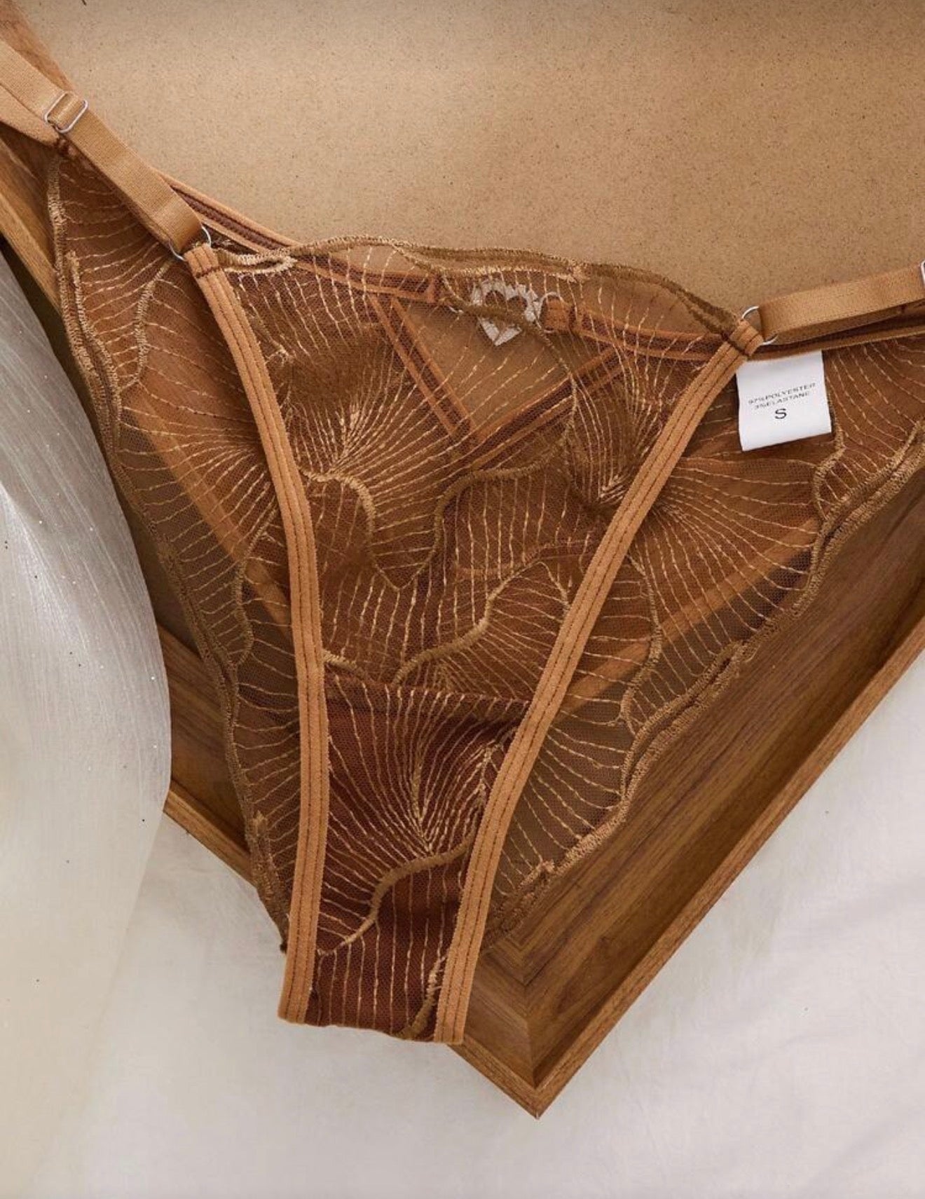 Елегантен дамски комплект сутиен и бикини от дантела – кафяво/карамел